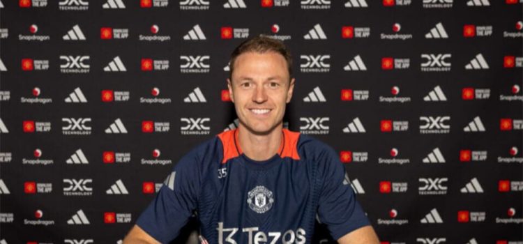 پیرمرد منچستریونایتد تمدید کرد