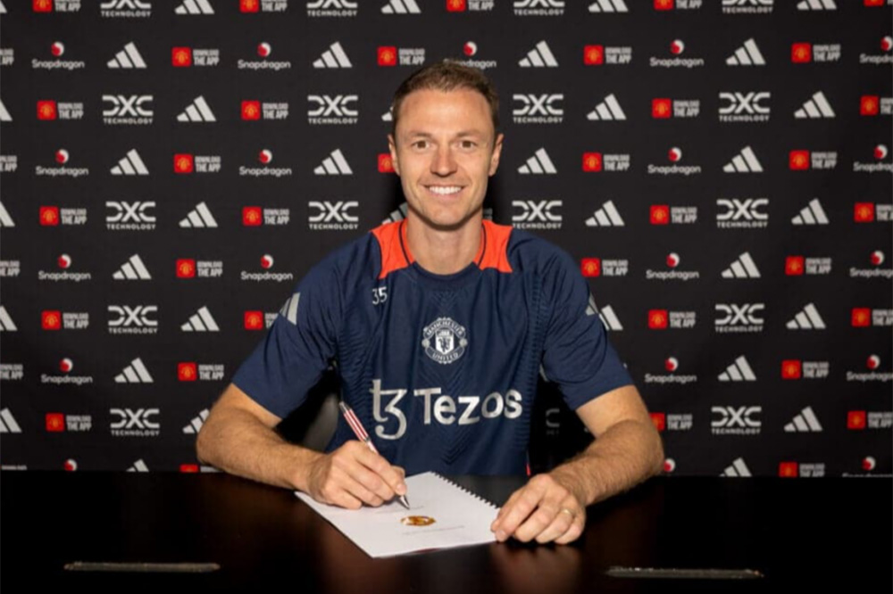 پیرمرد منچستریونایتد یک ساله تمدید کرد پیرمرد منچستریونایتد یک ساله تمدید کرد