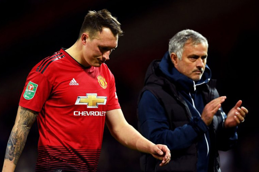 فیل جونز، مدافع سابق منچستریونایتد رسما بازنشستگی خود از فوتبال را اعلام کرد و گفت قصد دارد سرمربیگری را تجربه کند. فیل جونز، مدافع سابق منچستریونایتد رسما بازنشستگی خود از فوتبال را اعلام کرد و گفت قصد دارد سرمربیگری را تجربه کند.