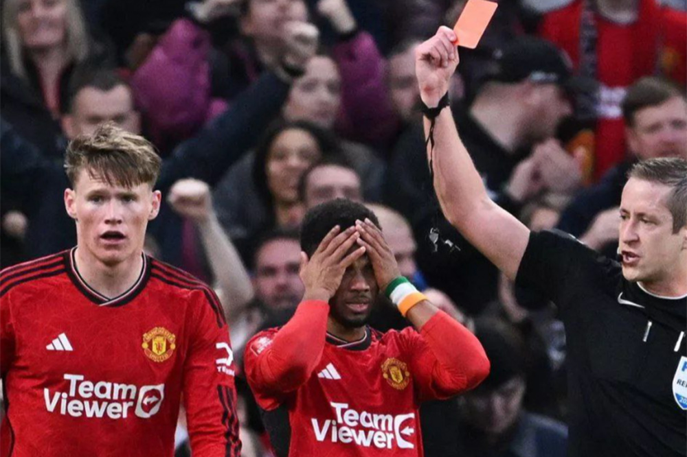 مصدومیت بدموقع: داور سوپرجام انگلیس عوض شد! مصدومیت بدموقع: داور سوپرجام انگلیس عوض شد!