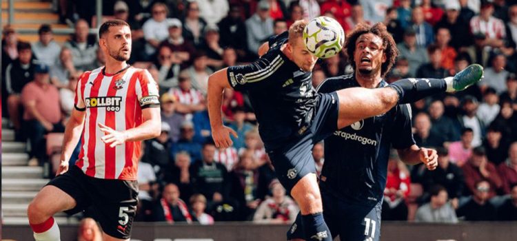 به گزارش "ورزش سه"، ماتیاس دلیخت که تابستان امسال بایرن ‏مونیخ را ترک کرد و راهی منچستریونایتد شد، امروز عملکردی عالی در ‏ترکیب تیم اریک تن‌هاخ داشت.‏ دلیخت که در قلب خط دفاعی از ابتدا به میدان رفته بود بارها در خط ‏دفاع عالی کار کرد و یک گل صددرصدی را از حریف در نیمه اول ‏گرفت. او در همین نیمه روی یک ضربه ایستگاهی با ضربه سر دروازه ‏ساوتهمپتون را باز کرد تا اولین گل بازی و تیمش به نام او ثبت شود. ‏ یونایتد در ادامه توسط رشفورد و گارناچو دو بار دیگر دروازه ‏ساوتهمپتون را باز کرد تا با نتیجه 3-0 پیروز شود. دلیخت در پایان ‏بازی گفت این برد برای یونایتد که در سه هفته اول با کسب نتایج ‏ضعیف تحت فشار قرار گرفته بود اهمیت زیادی داشت.