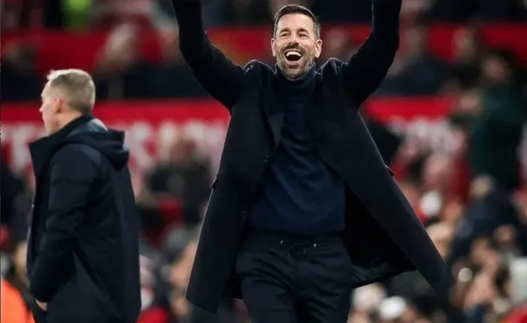 مربی هلندی تا سه بازی آینده روی نیمکت شیاطین سرخ خواهد بود