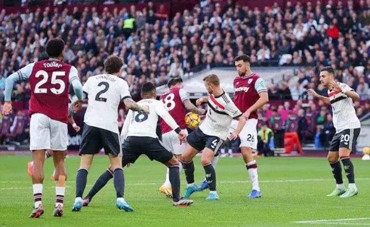 اعتراف رئیس کمیته داوران لیگ برتر انگلیس؛ پنالتی منجر به اخراج اریک تن هاگ اشتباه بود