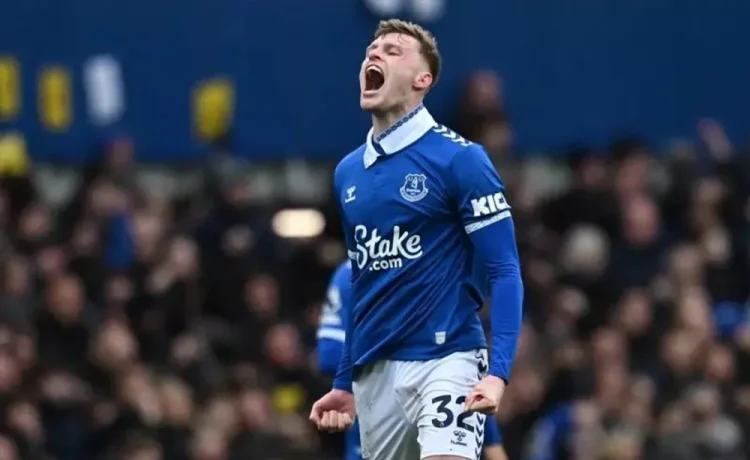 منچستریونایتد در حال برنامه‌ریزی برای جذب مدافع انگلیسی ملی‌پوش اورتون