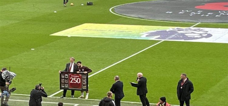 تقدیر از کاپیتان یونایتد با پیراهن 250 (عکس)‏