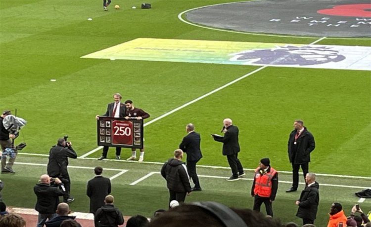 تقدیر از کاپیتان یونایتد با پیراهن 250 (عکس)‏