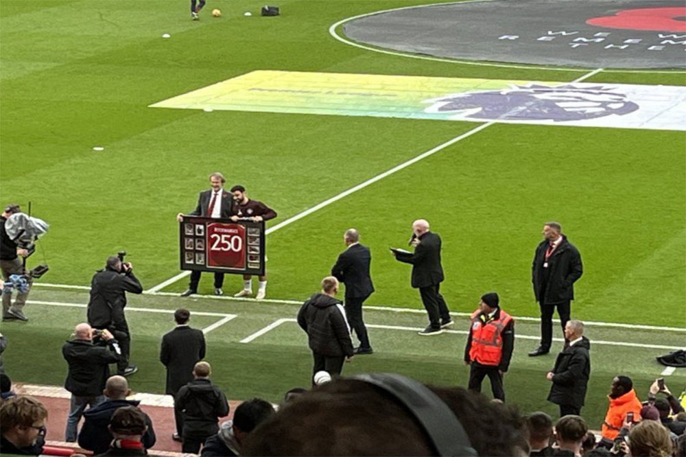 تقدیر از کاپیتان یونایتد با پیراهن 250 (عکس)‏