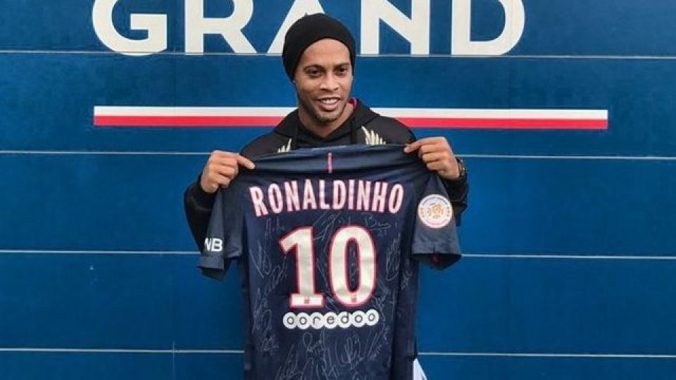 خداحافظی رونالدینیو از فوتبال خداحافظی رونالدینیو از فوتبال