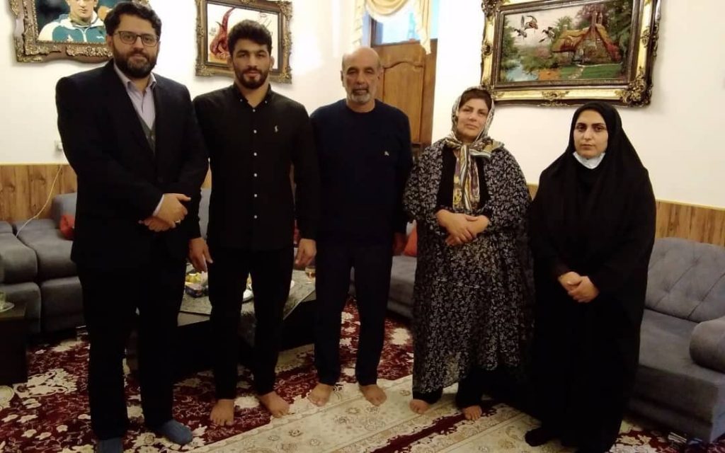 حسن یزدانی و پدر و مادرش حسن یزدانی و پدر و مادرش