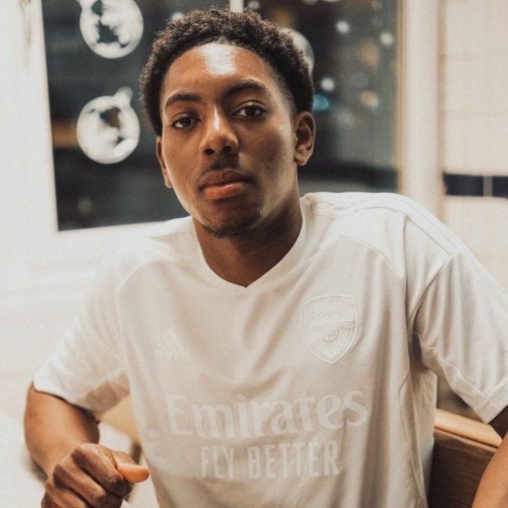 عکس پروفایل مایلز لویس اسکلی