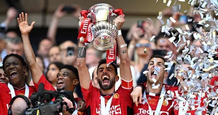 لحظه بالا بردن جام قهرمانی FA CUP توسط شیاطین سرخ