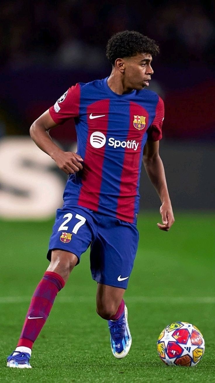 والپیپر لامین یامال فوتبالی 2025