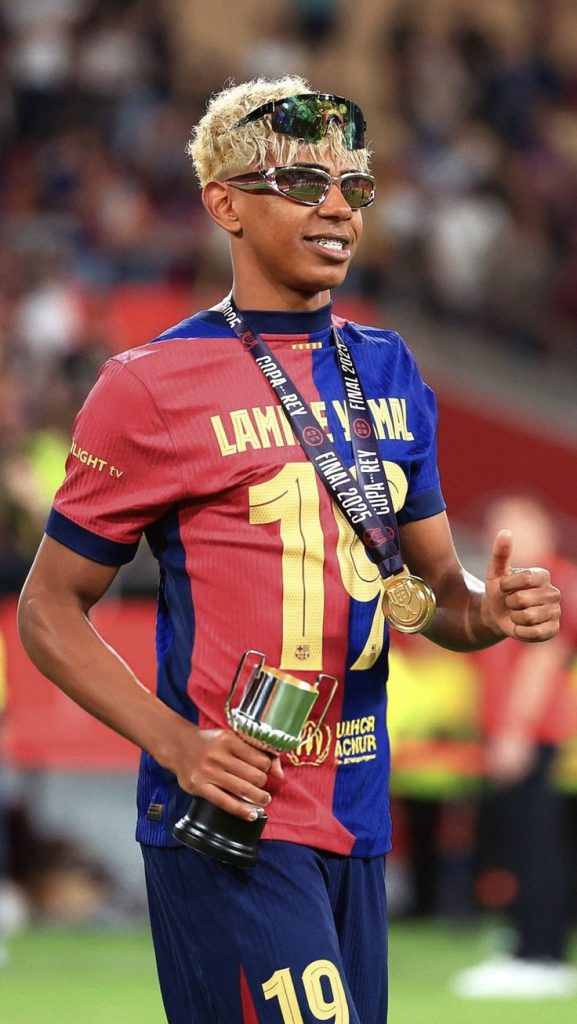 والپیپر لامین یامال برای کامپیوتر