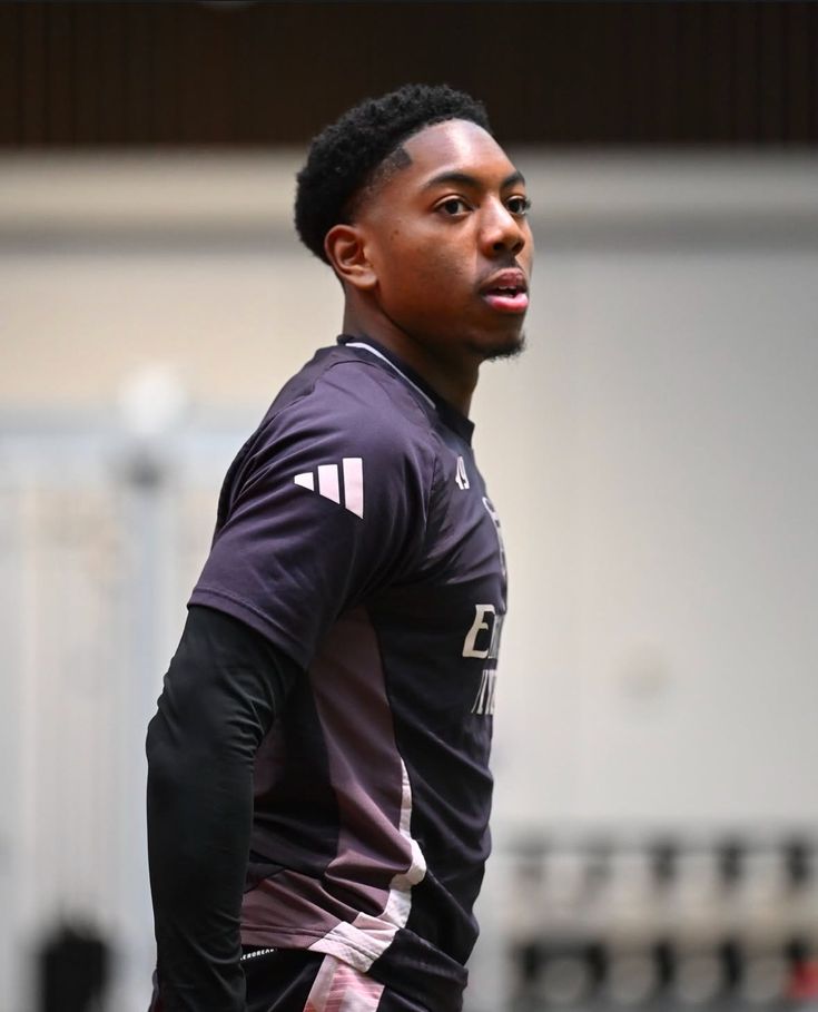 والپیپر مایلز لویس اسکلی فوتبالی 2025